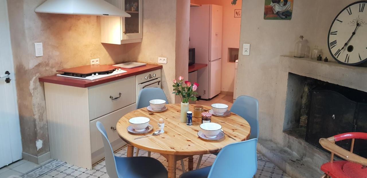 Maison chaleureuse et familiale. Nalliers  Extérieur photo