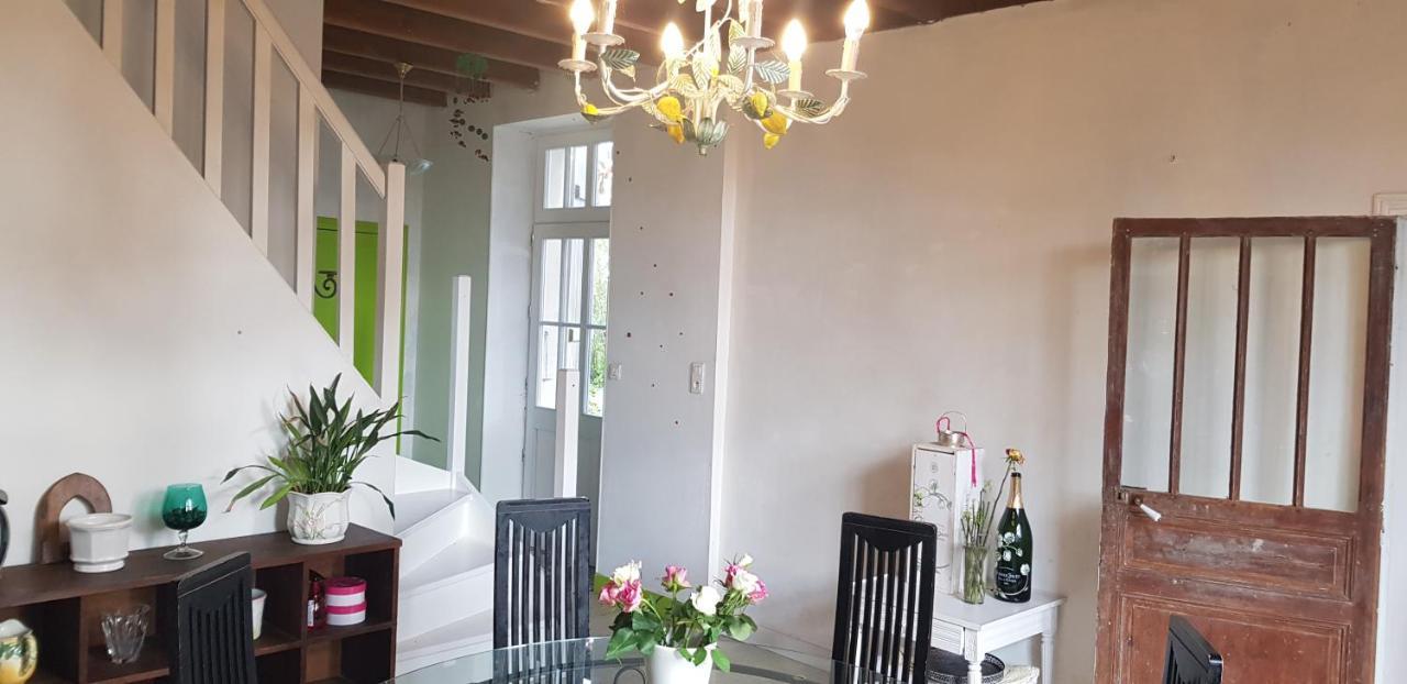 Maison chaleureuse et familiale. Nalliers  Extérieur photo
