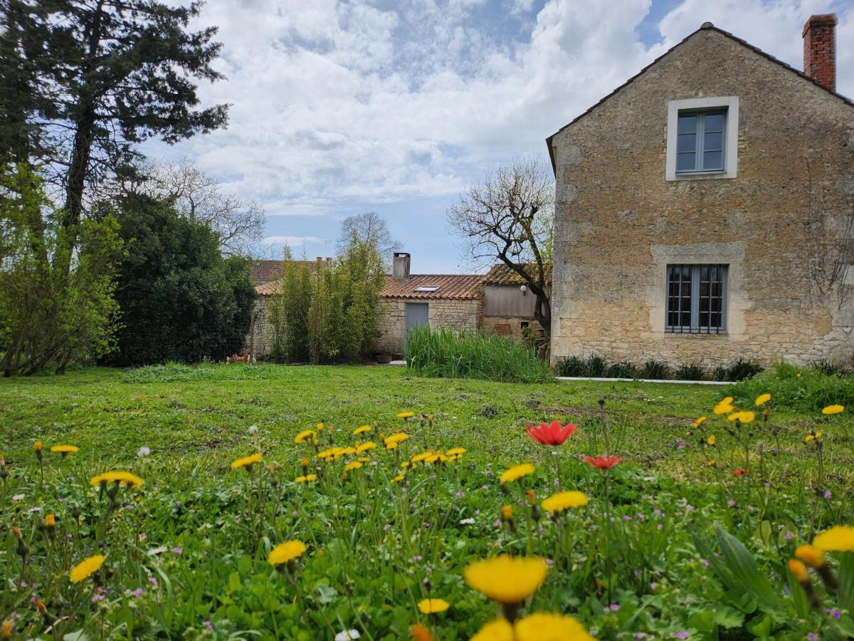 Maison chaleureuse et familiale. Nalliers  Extérieur photo